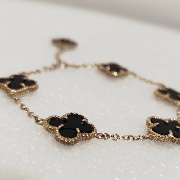 Elegant Black and Gold Clover Bracelet - Picture 2 of 6